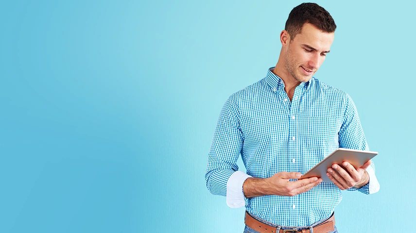 Uomo in camicia a quadri con un tablet in mano su sfondo azzurro