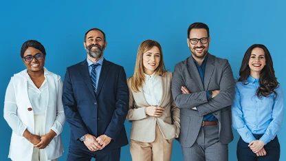 uomini e donne d'affari in piedi sullo sfondo azzurro