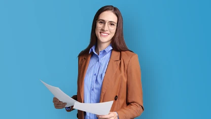 Ragazza giovane sorridente con documenti su sfondo azzurro