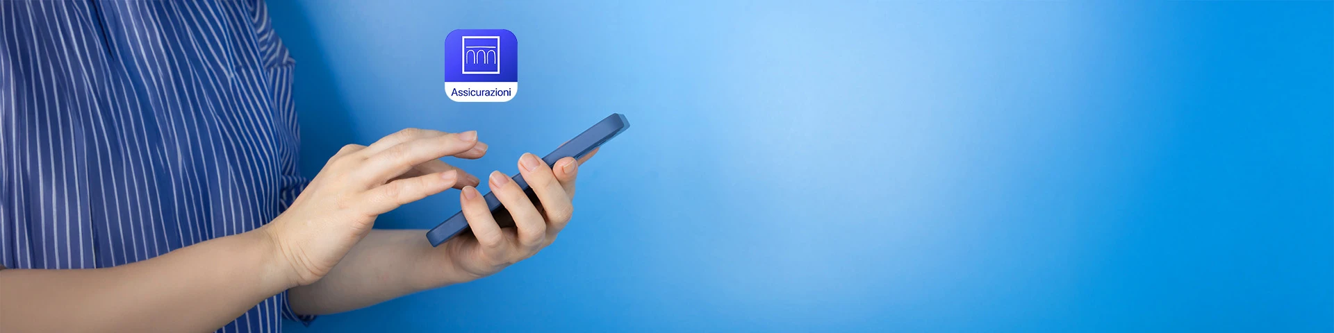 Mani di uomo che interagiscono con uno smartphone e visualizzazione icona app intesa sanpaolo assicurazioni