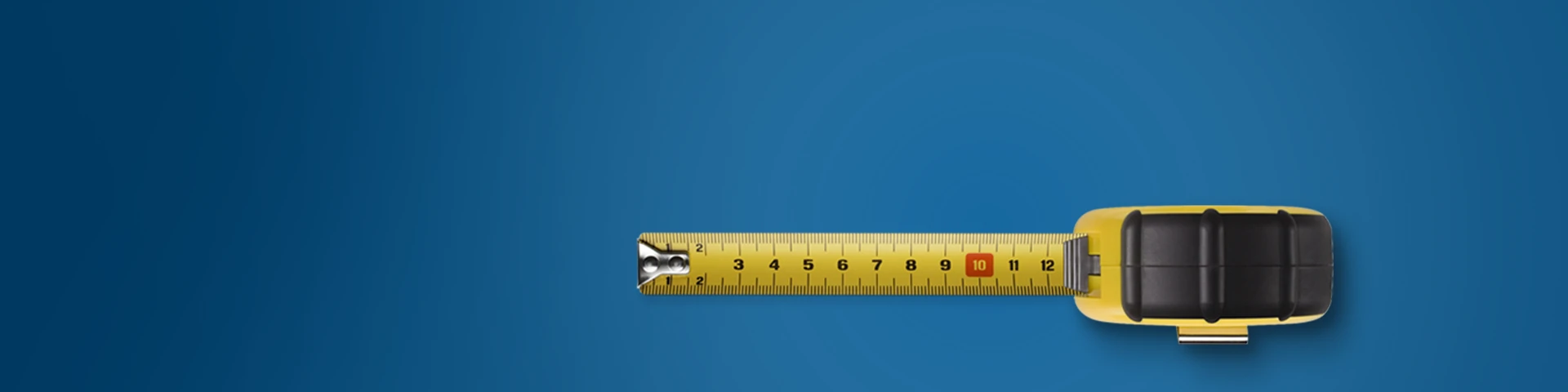 Un metro a nastro giallo è esteso su uno sfondo blu scuro. Il nastro mostra misurazioni in centimetri e millimetri. Il metro è visto dall’altro e si legge al massimo la misura dei 12 cm.