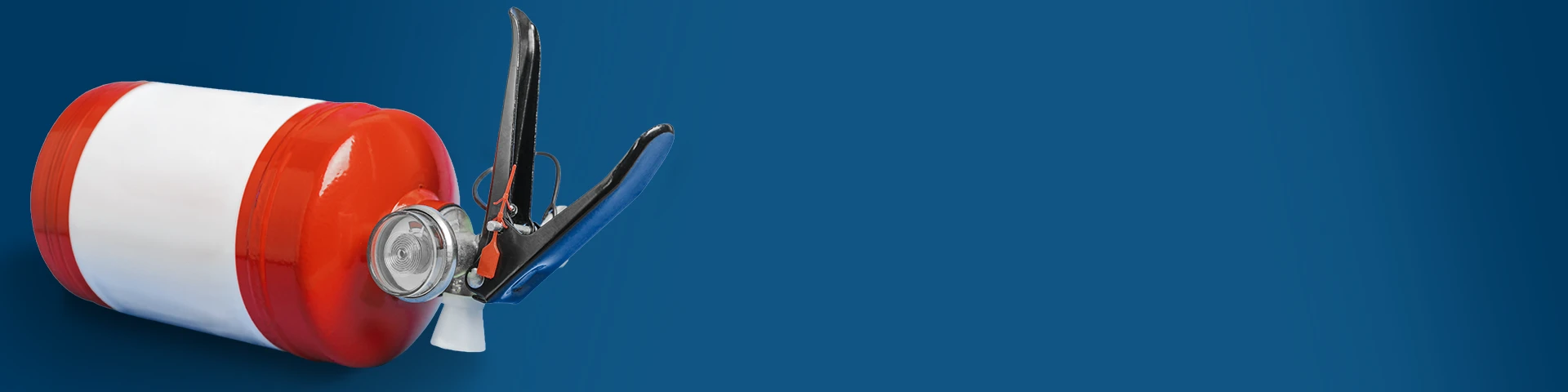 Un estintore rosso con una fascia bianca è posizionato su uno sfondo blu scuro. Il manico e l'ugello dell'estintore sono neri.