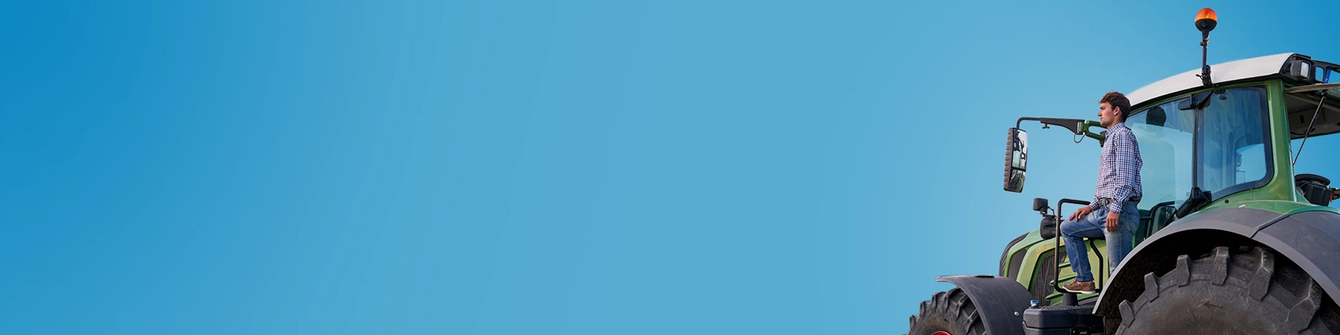 Uomo in piedi nella cabina del trattore