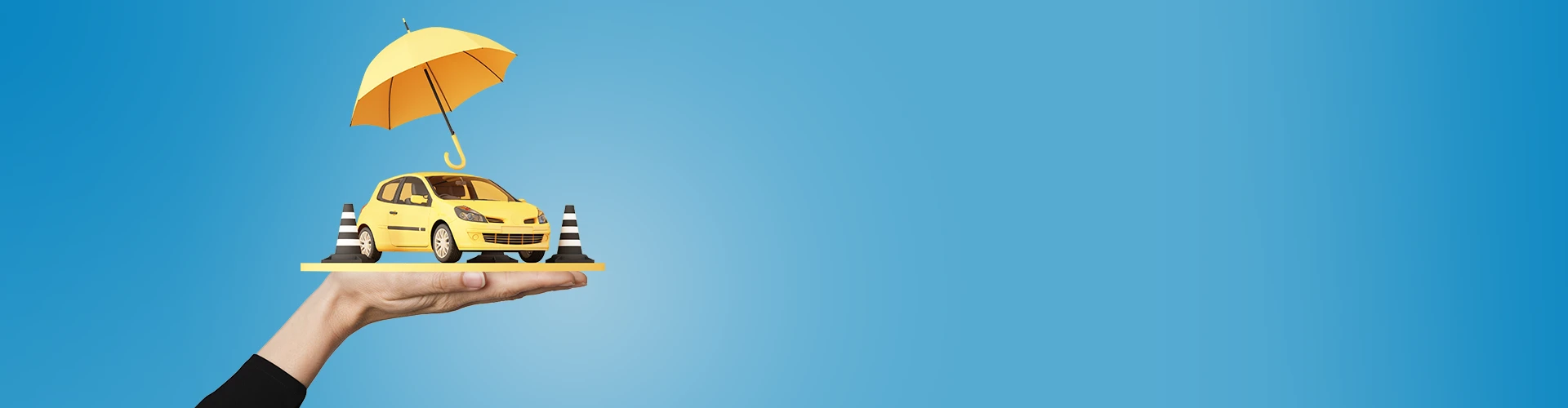 Mano tesa su cui sono appoggiati un modellino di macchina gialla, un ombrello e dei cunei stradali