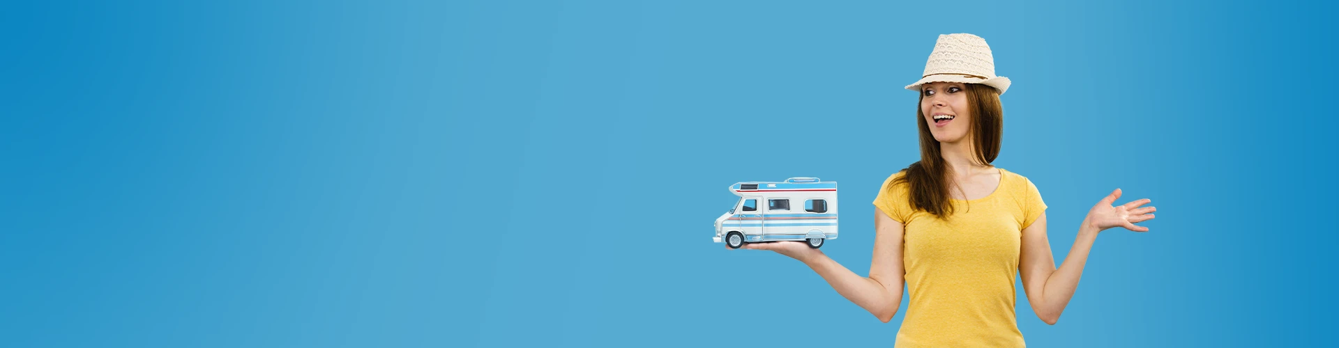 Donna sorridente con in mano un modellino di camper
