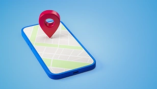 Smartphone con mappa e puntatore rosso tridimensionale