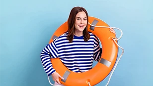 Giovane donna con  maglia a righe sorride e tiene un salvagente arancione