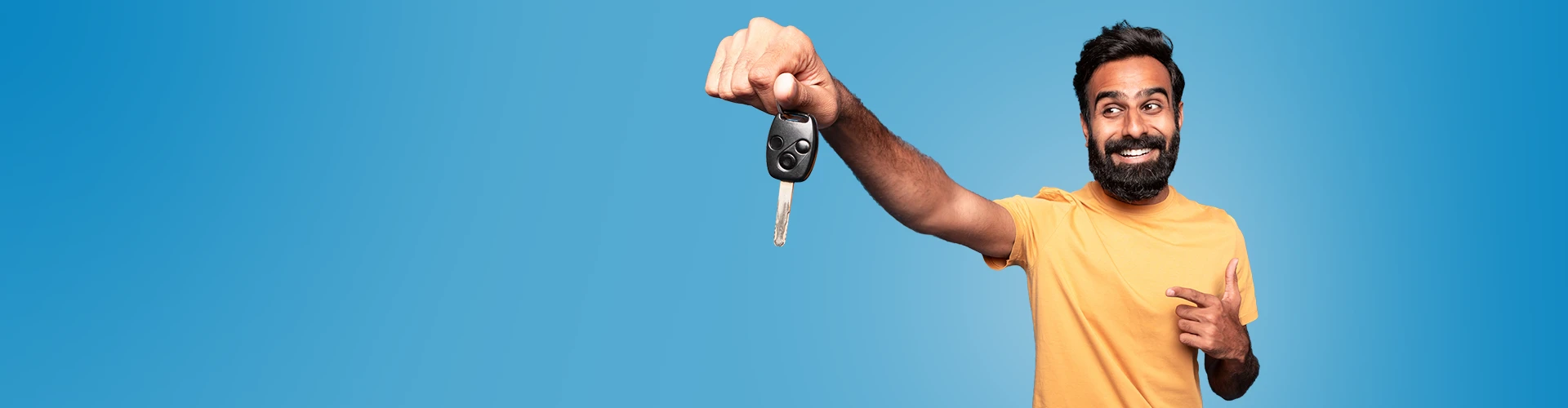 Uomo sorridente con in mano le chiavi della macchina