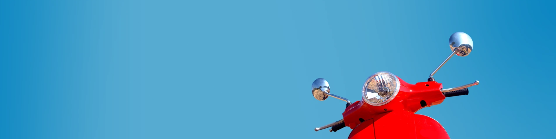 Primo piano del davanti di un motociclo Vespa rossa