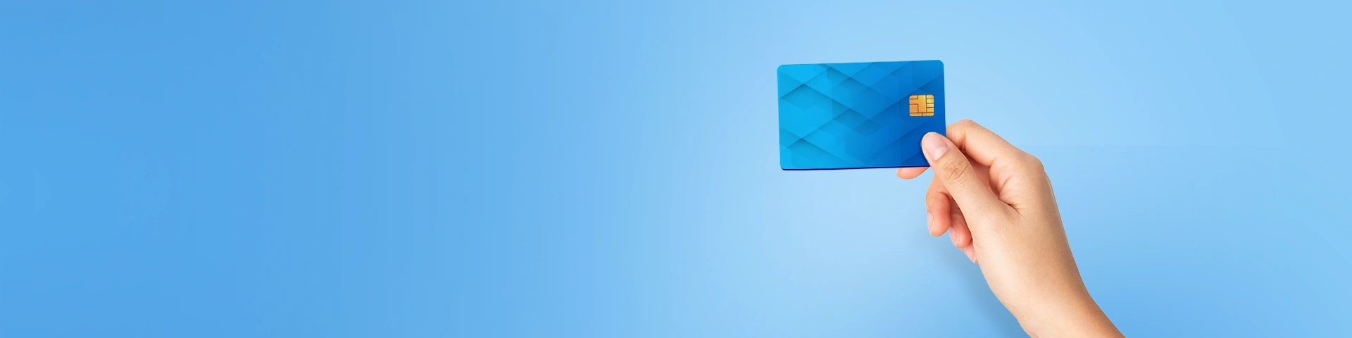 Mano che tiene una carta di pagamento