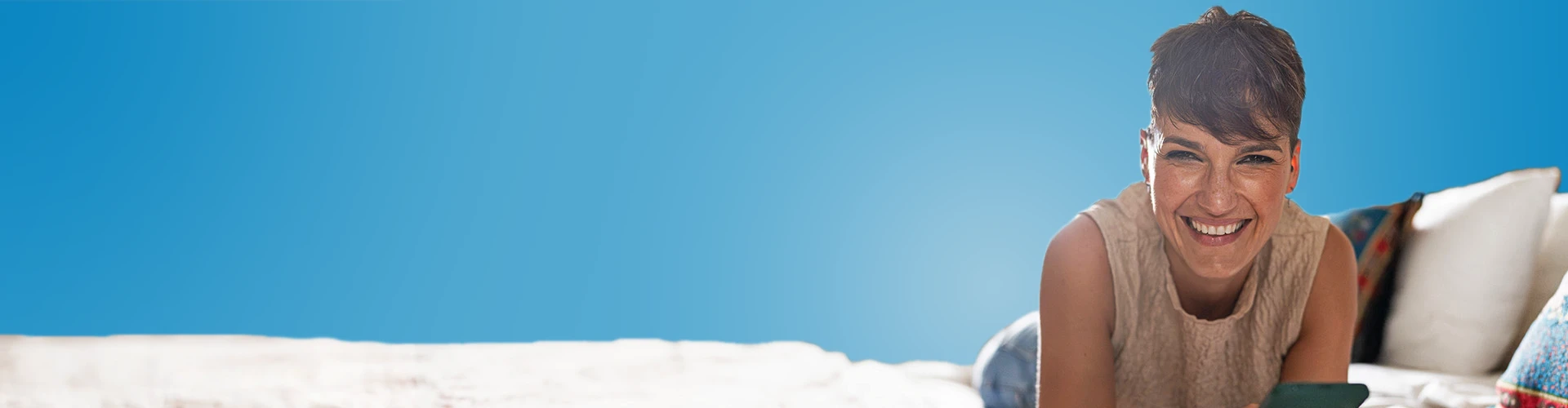 Donna sorridente su un divano