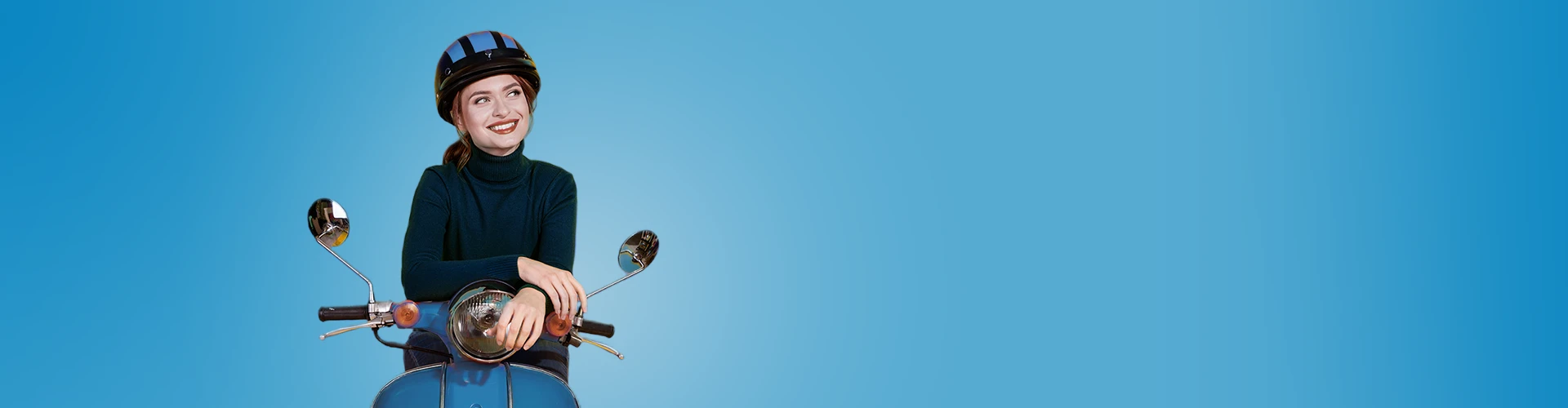 Donna sorridente con casco seduta su un motociclo Vespa