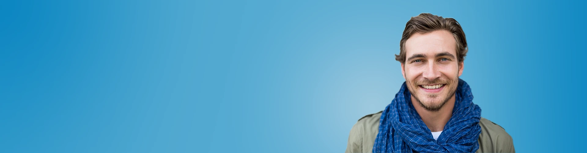 Giovane uomo sorridente che guarda dritto davanti a sè