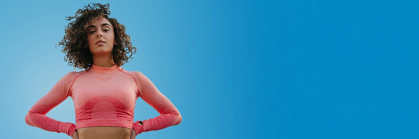 Giovane donna in maglietta da fitness