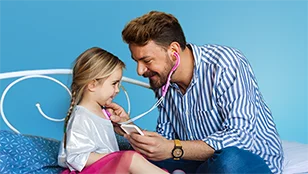 Papà sorridente che gioca al dottore con la bambina