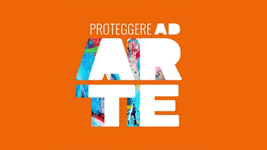 Scritta "proteggere ad arte" su sfondo arancione.